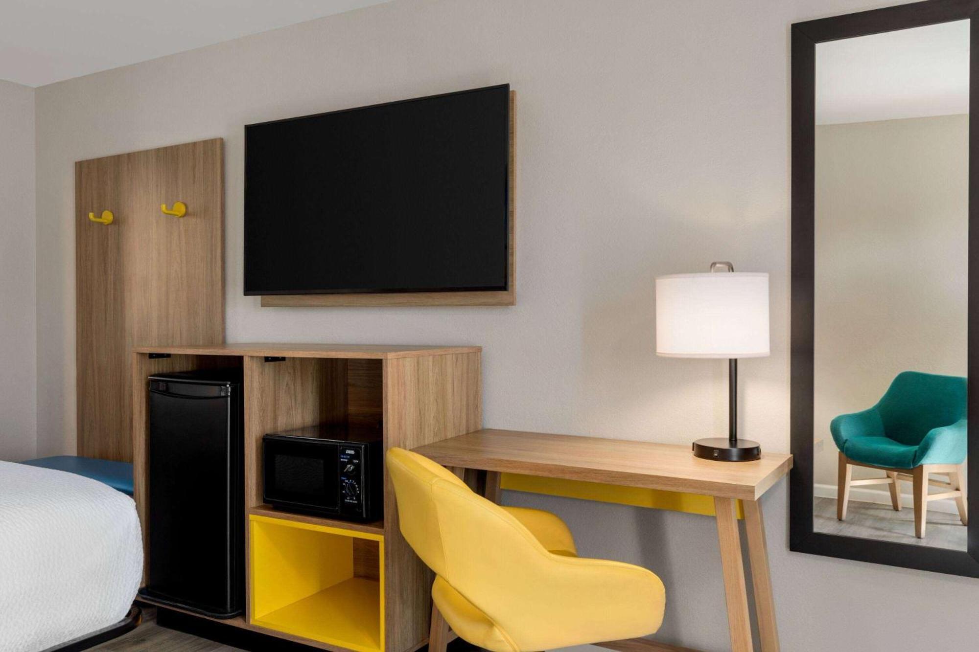 Days Inn By Wyndham Emporia Esterno foto