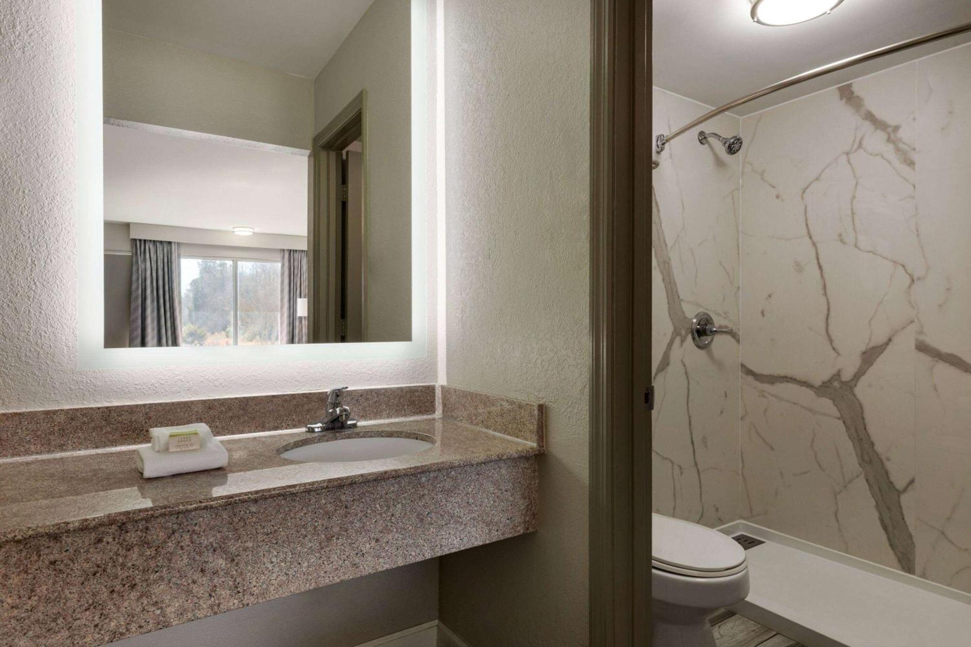 Days Inn By Wyndham Emporia Esterno foto