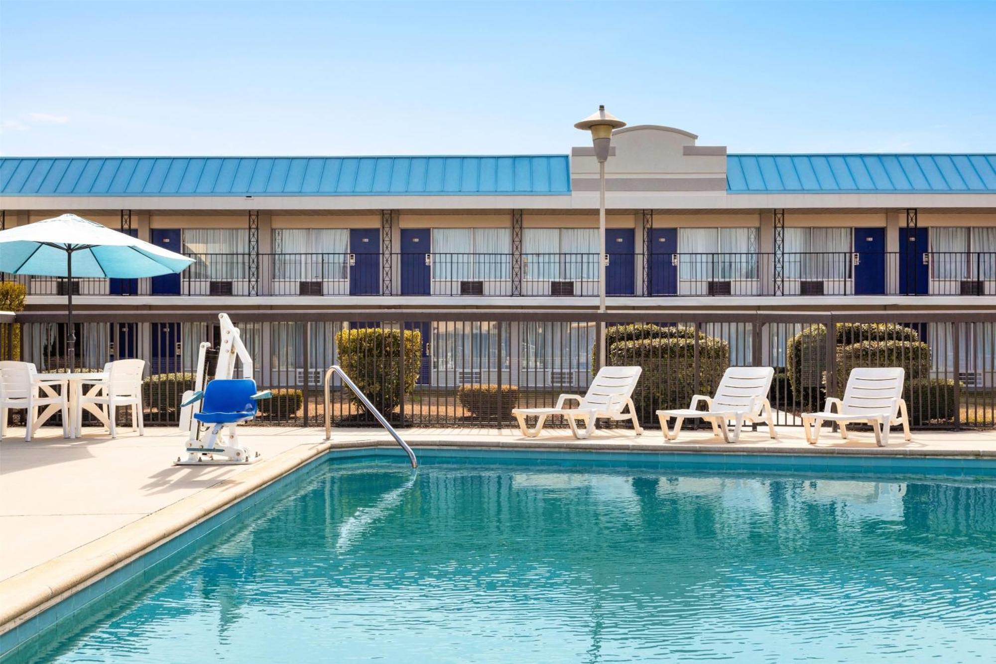 Days Inn By Wyndham Emporia Esterno foto